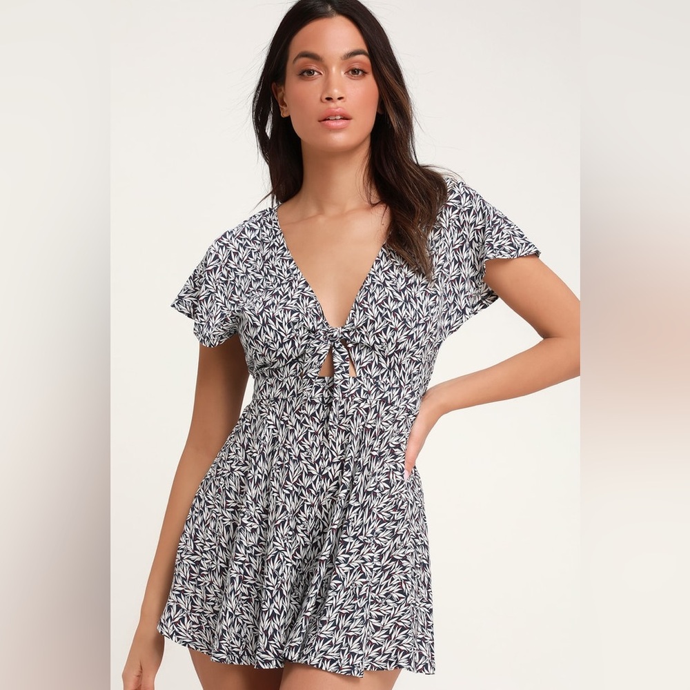 NWT! Lulu’s Dondi Navy Blue and White Print Romper